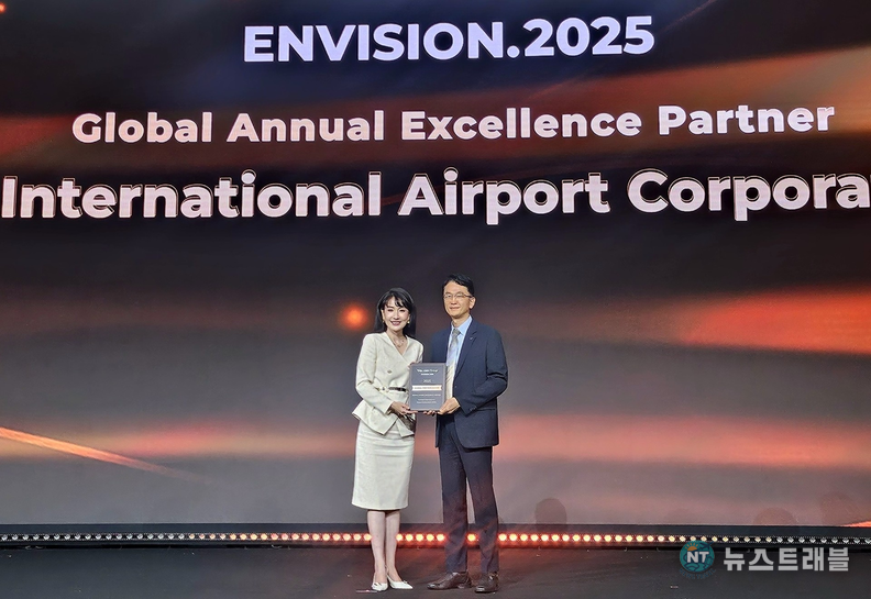지난 26일 중국 상하이에서 열린 트립닷컴 그룹 주관 ‘인비전 2025 글로벌 컨퍼런스’에서 인천국제공항공사 김형일 항공마케팅팀장(사진 오른쪽)이 ‘베스트 글로벌 파트너 상’을 수상한 후 트립닷컴 그룹 써니 썬 부사장(사진 왼쪽)과 기념촬영을 하고 있다. /사진제공=인천공항공사