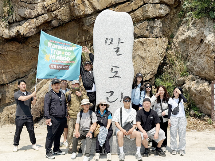 군산시가 말도를 소개하기 위해 진행했던 특별한 여행 프로그램 '섬친소(섬을 친구에게 소개합니다)' 참가자들이 기념촬영을 하고 있다.