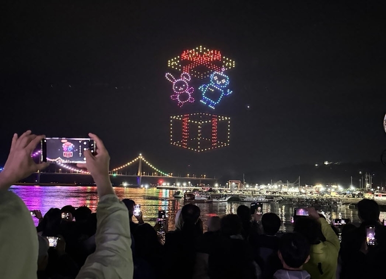 고흥군이 오는 7일 저녁 9시, 녹동항 바다정원 일원에서 '2025대 드론쇼' 개최한다