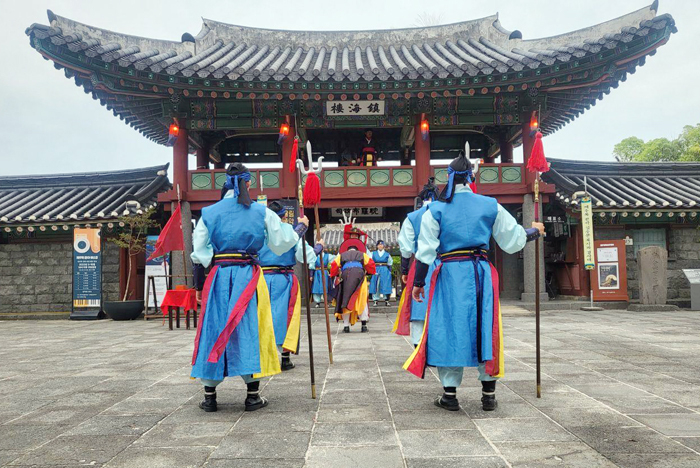 제주목 관아의 수문장 교대의식이 진행되고 있다.