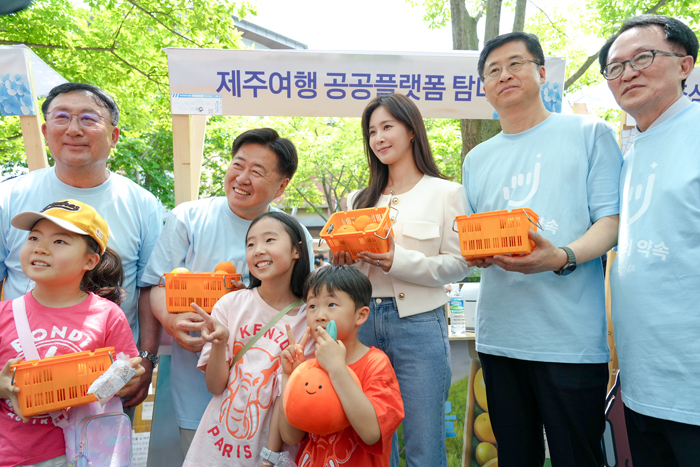 지난 7일 여주 프리미엄아울렛에서 오영훈 제주도지사(왼쪽 두번째)가 참석한 가운데 ‘제주의 선물 인(in) 여주' 행사가 열리고 있다.