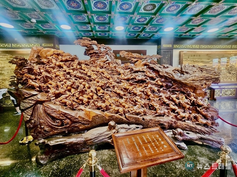 초연루 안에 전시된 조각상. /박성은 기자