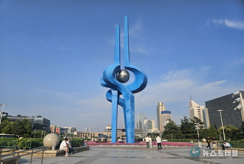 천성광장의 랜드마크. 제남의 솟아오르는 물을 상징한다. /박성은 기자