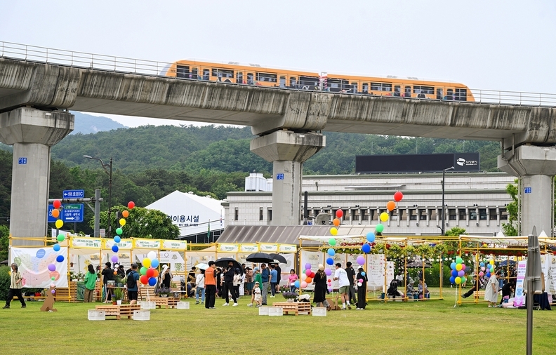 지난 7일, 의정부시청 앞 평화의 광장에서 '제1회 의정부 가든-페스타'가 개최되고 있다.
