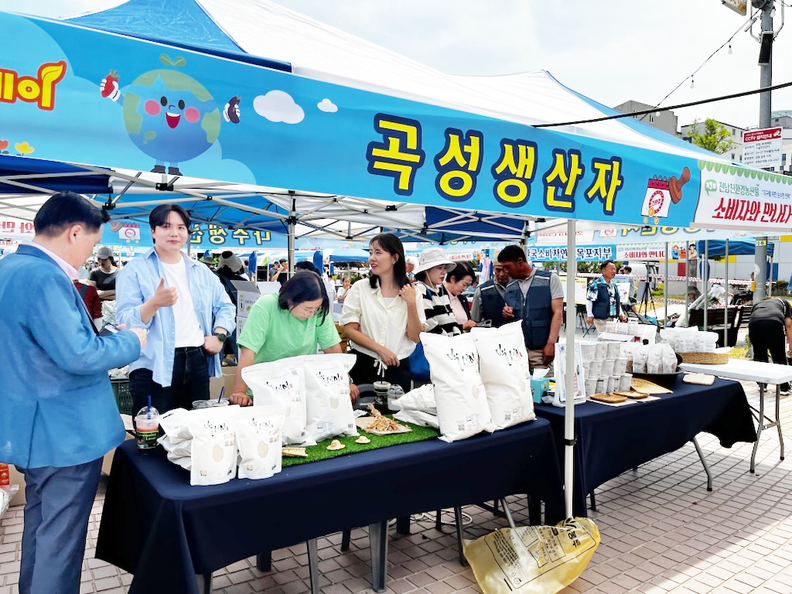 지난 7일, 전남도청 앞 남악중앙공원에서 '2025 유기농데이 친환경농산물 직거래장터'가 열리고 있다.
