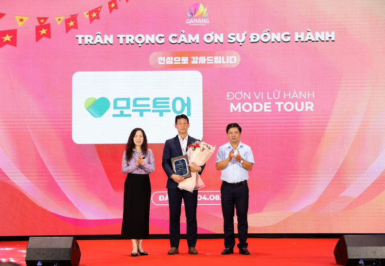 전병문 모두투어 다낭 법인장(가운데)이 지난 4일 다낭시에서 열린 ‘한국 파트너 감사 행사’에서 감사패를 받은 뒤 기념촬영을 하고 있다. /사진=모두투어