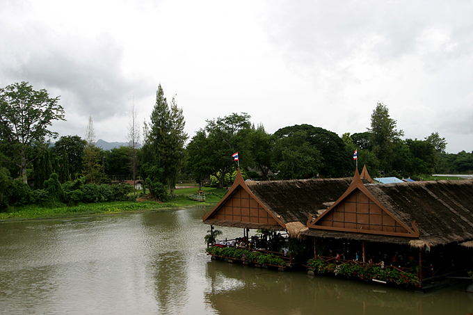 리버 콰이 플로팅(River Kwai Floating). 콰이 강의 다리 바로 아래에 자리한 레스토랑으로 여행자들에게 가장 잘 알려져 있다. 수십 가지가 넘는 다양한 메뉴와 외국 여행자들의 입맛에 맞는 요리가 장점이다. /태국정부관광청