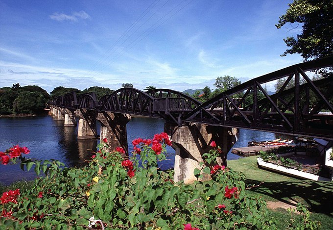 콰이 강의 다리(Bridge on the River Kwai). 깐짜나부리를 대표하는 볼거리로 콰이 야이(Kwai Yai) 강 위에 놓인 다리다. 다리의 아름다움보다는 영화의 명성으로 더 잘 알려져 있다. 콰이 강의 다리는 태국에서 버마까지 415km를 연결하던 죽음의 철도의 한 구간으로 전쟁 포로를 동원해 만들었다. 목조로 만들어진 교량은 1943년 2월에 최초로 기차가 지나간 후 3개월 후에 철교로 바뀐다. 이 다리는 1944년 연합군의 폭격으로 파괴된 후, 종전 이후 다시 복구해 현재에 이르고 있다. 현지에서는 싸판 매남 쾌라 부른다. /태국정부관광청