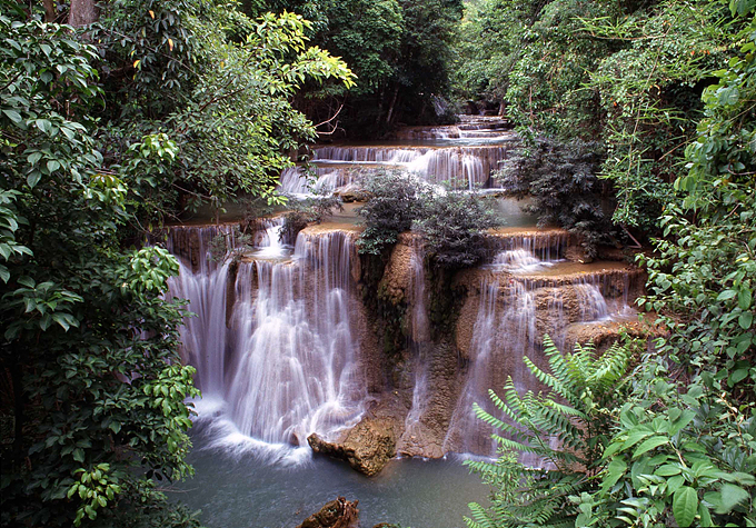 에라완 폭포(Erawan Waterfall). 깐짜나부리에는 여러 개의 폭포가 있다. 그 중 손꼽히는 곳이 에라완, 싸이욕, 훼이 카민(Huay Khamin)이다. 에라완 폭포는 국립공원으로 지정돼 있으며, 깐짜나부리에서 북서쪽으로 75km의 거리에 있다. 폭포는 길을 따라 7개가 차례로 나타나는데 산책과 수영에 적합하다. /태국정부관광청