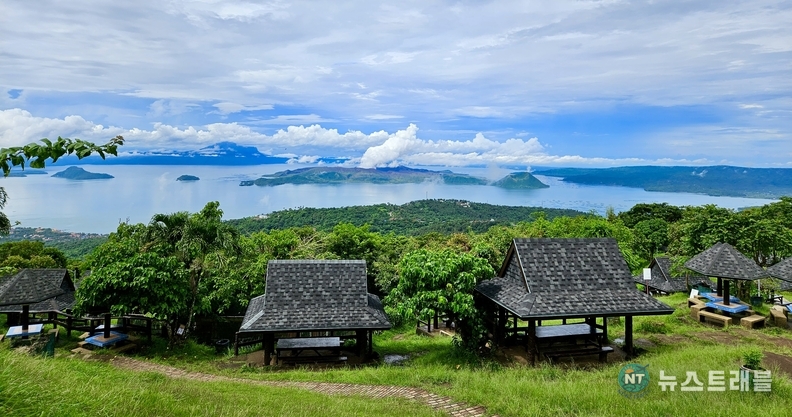 따알 화산(Taal Volcano)이 고요한 풍경 속에서 묘한 긴장감을 자아내고 있다. /박주성 기자