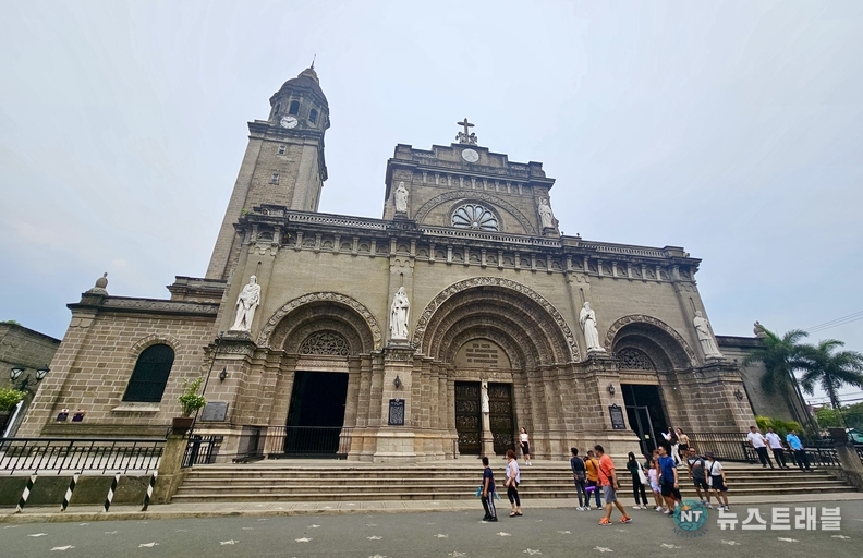 인트라무로스의 상징, 마닐라 대성당(Manila Cathedral). 고딕 양식의 웅장한 성당 앞은 현지 신자와 여행객으로 늘 붐빈다. /박주성 기자