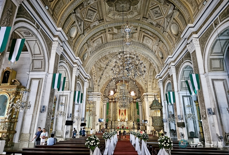 유네스코 세계문화유산인 산 아구스틴 성당(San Agustin Church) 내부. 바로크 양식의 장엄한 장식과 천장 프레스코화는 보는 이의 감탄을 자아낸다. /박주성 기자