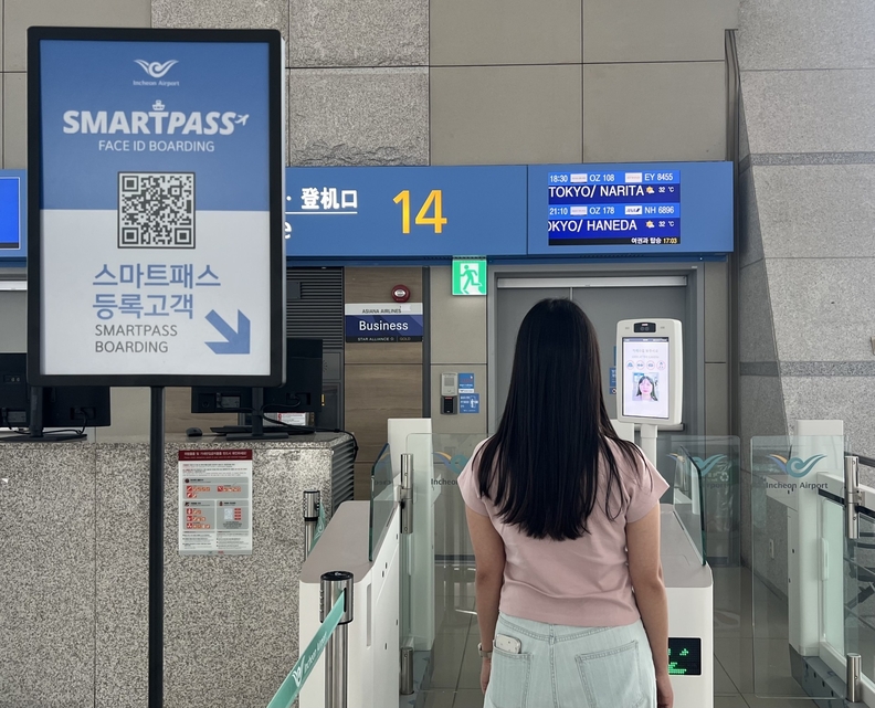 인천공항 제1여객터미널 항공기 탑승구에서 여객이 스마트패스를 이용해 탑승수속을 진행 중이다. /인천공항공사