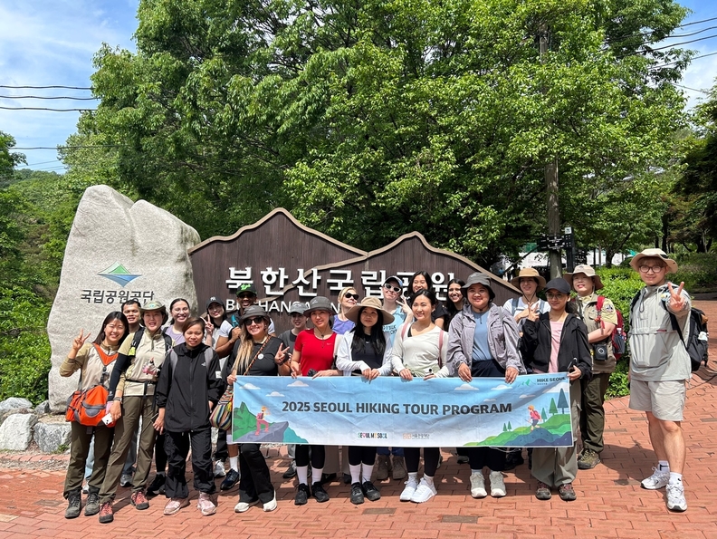 도봉산 마당바위 코스 종료 후 기념 사진을 촬영하고 있다. /서울관광재단