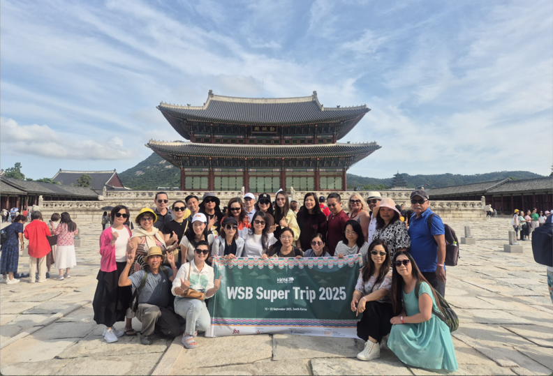  경복궁을 방문한 WSB 수퍼 트립 참가자들이 기념촬영을 하고 있다. /한국관광공사
