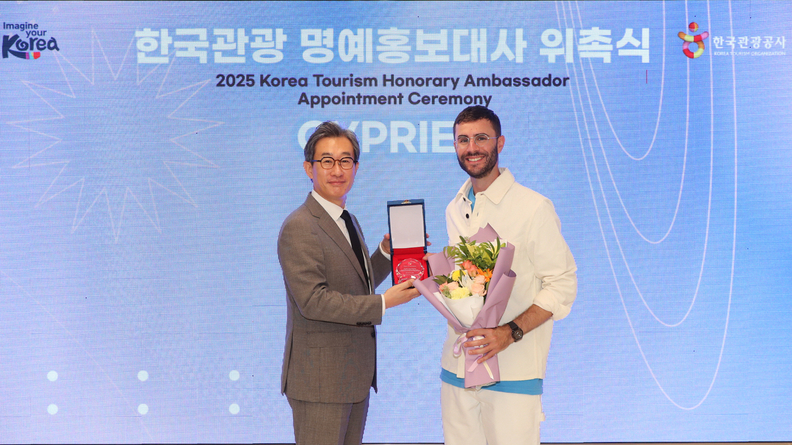 한국관광 명예홍보대사 위촉식(왼쪽 김남천 관광콘텐츠전략본부장 직무대리, 오른쪽 크리에이터 시프리앵).. /한국관광공사