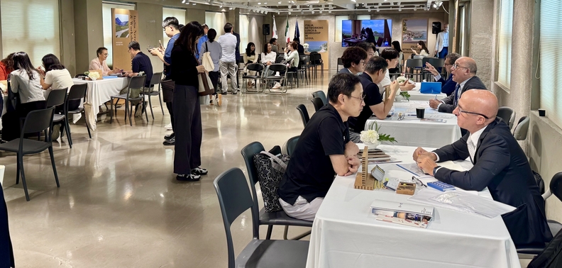 이탈리아 각 지역 관광청과 호텔, 아웃렛, 인바운드 여행사 관계자들이 국내 여행사 바이어 및 미디어와 상담을 하고 있다. /이탈리아 관광청