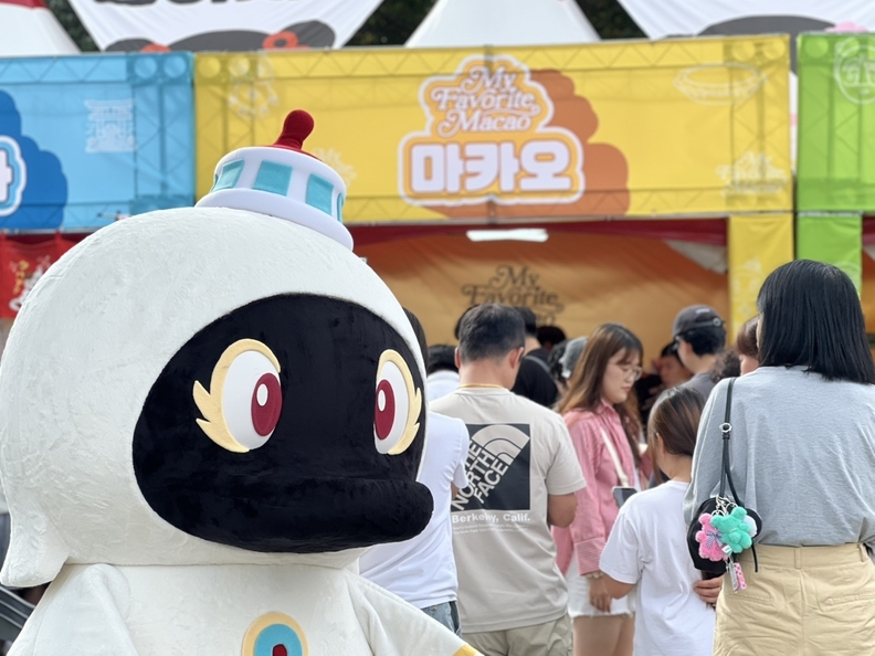 마카오정부관광청 마스코트(MakMak)와 홍보 부스.j