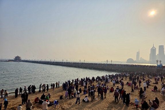 춘절 인파로 물든 바다 위의 길, 칭다오 잔교