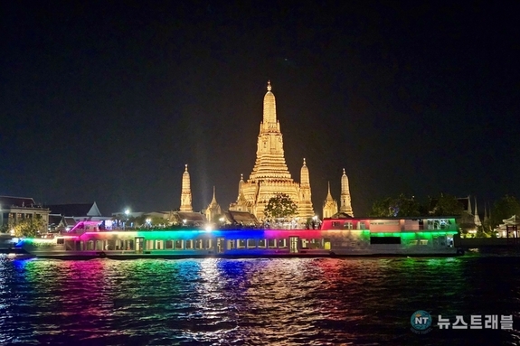 차오프라야를 가르는 빛의 순간…왓 아룬, 방콕의 밤을 완성하다