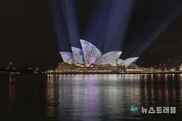 Vivid Sydney 2025, Sydney Opera House Lighting Of The Sails. Kiss Of Light by David McDiarmid. Credit - Destination NSW