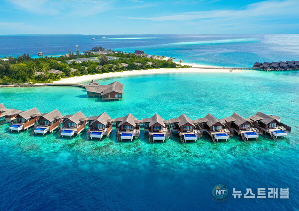 Reef Pool Water Villas