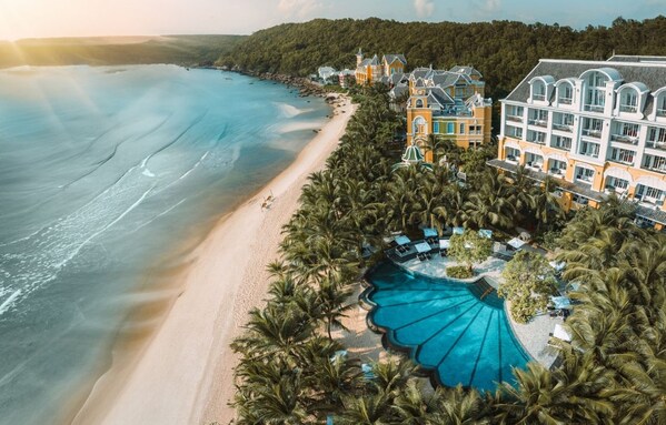 The exclusive ‘Summer Retreat’ offer at JW Marriott Phu Quoc includes delightful dining and entertainment experiences for the whole family, promising a truly memorable getaway.